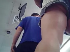 가스 역에 있는 성숙한 upshort