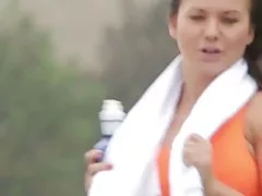 스포티 한 뜨거운 작은 여자는 지옥으로 흥분