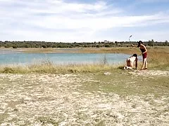 paseando 알 페로 por el lago