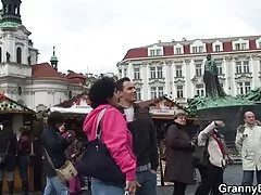 그는 놀이 대 한 할머니 집 제공