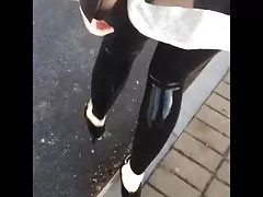 lycaena 라텍스 레 깅 스에 주변 산책 하 고 높은 하이 힐