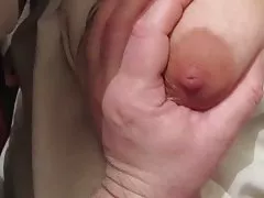 블라우스 아래 그녀의 가슴을 만지고