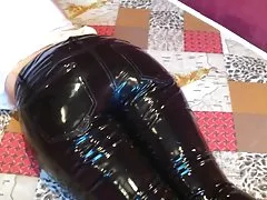 반짝이 비닐 바지에서 squeezingmy 엉덩이