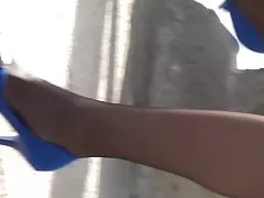 소녀는 공원에서 그녀의 신발에 매달려