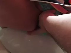 그녀의 음부를 헤 아리 하 고 화장실에서 그녀의 가슴을 만지고