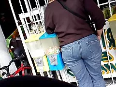 una nalgona en la tortilleria