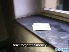 그녀는 그녀을 깜박 하는 hornyagent 섹스 전에 거리에 가슴