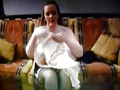 매우 큰 가슴이고 매우 큰 브라! 아마추어!