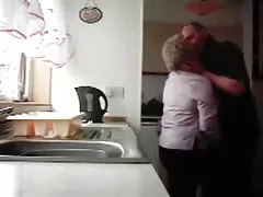 지 않고 어머니 stepfather 잡 having fun in