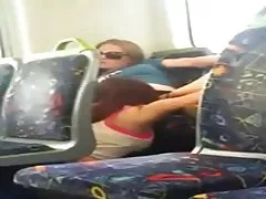 여 자가 기차에 그녀의 친구를 밖으로 먹는 휴대 전화 카메라에 걸 렸 어