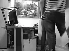 긴 다리가 있는 장관 뒤에서 급히 도착