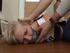 금발의 치 어 리더 hogtied과 덕트 테이프 재갈