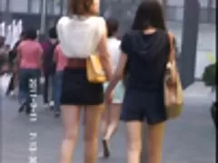 그녀에게는 모든 사람을 보고 엄격한 ass 트