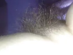 로써 그녀의 부드러운 털이 pubic hair 습니다.