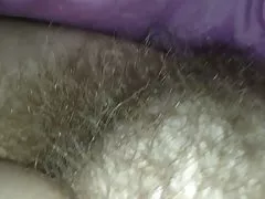 두꺼운 털이 음부에 따라 포괄합니다.