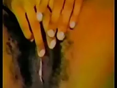 매우 털이 흑인 여자 Masturbates