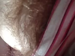 정말 긴 머리에서 떨어진 그녀의 팬티다.