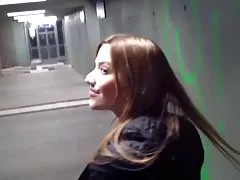 아름다운 소녀가 증기(가스)는 시기