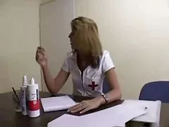 젊은 의사가 유혹하는 세 환자