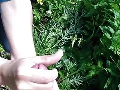 러시아 여 인에 의해 야외 주무