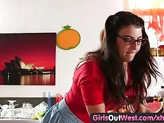 서쪽-여자 busty 털이 많은 여자는 부엌에서 음