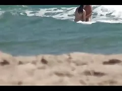 커플 누드 비치에 낯선 사람에 의해 분했습니다