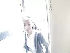 Petite 메이드 창녀는 닭