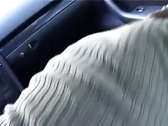 달콤한 어린 소녀 Fucks 에서 자동차