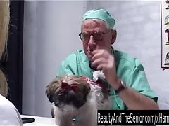 Busty 금발 하이틴 형편을 누구보다 작은 옛날 시기