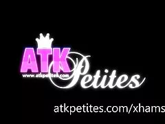 섹시 한 작은 셀 마는 그녀의 엉덩이 음부 손가락