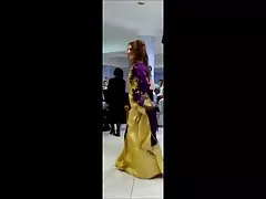 다리의 전체를 보여주는 신부