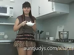 성숙한 malavi 부엌에 내려 하 고 더러운 도착