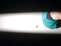 진짜 숨겨진된 캠! 뜨거운 금발 milf 화장실에서 변경