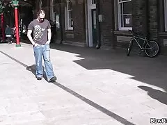 busty 암 캐 타고 화장실에서 낯선 고기