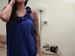 화려한 갈색 머리 그녀의 곡선을 보여 스트립