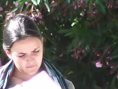 솔직 한 shoeplay heelpopping 공원에 매달려