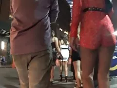 그녀는 옷을 입고 섹스