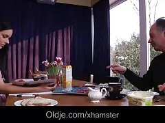 oldguy는 젊은 갈색 머리는 아침에 일찍 잤 어 요