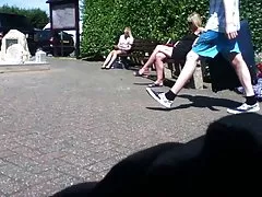 그녀의 샌들을 매달려 금발 아가씨