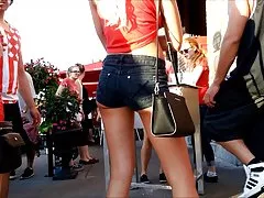 긴 다리가 있는 금발 솔직 한