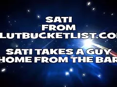 바에서 검은 수 탉!