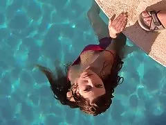 사 브리 나는 깊은 수영장에서 재생