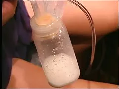 섹시한 long-haired 티나중 펌프의 우유에서 그녀의 가슴 swelled