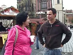 그는 호텔 상품 및 Fucks 그녀의 올드 빼앗으 무성