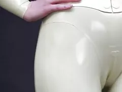 라텍스 고양이 발레 부츠에서 모델입니다.