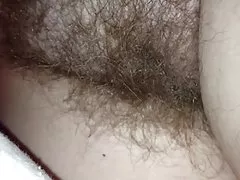 인근에 나는 소녀용 털이 음부에 따라 포괄합니다.