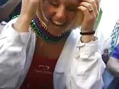 페스트-여자 가슴을 보여주는