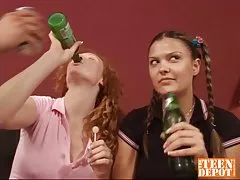 청소년 베이비 시터에서 뜨거운 Threesome