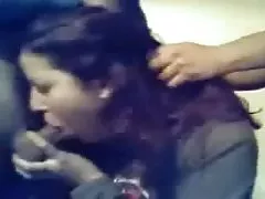 Girl 구려진 두 가지 속에 webcam