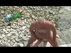 화이트 haired 가슴 아빠 숨겨진 비치